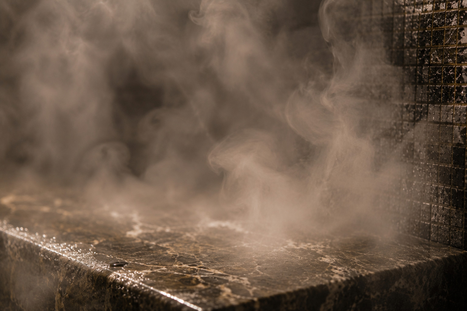 Il vapore e il calore umido creano un’atmosfera morbida e avvolgente, accompagnata da luci basse, silenzio e discrezione.